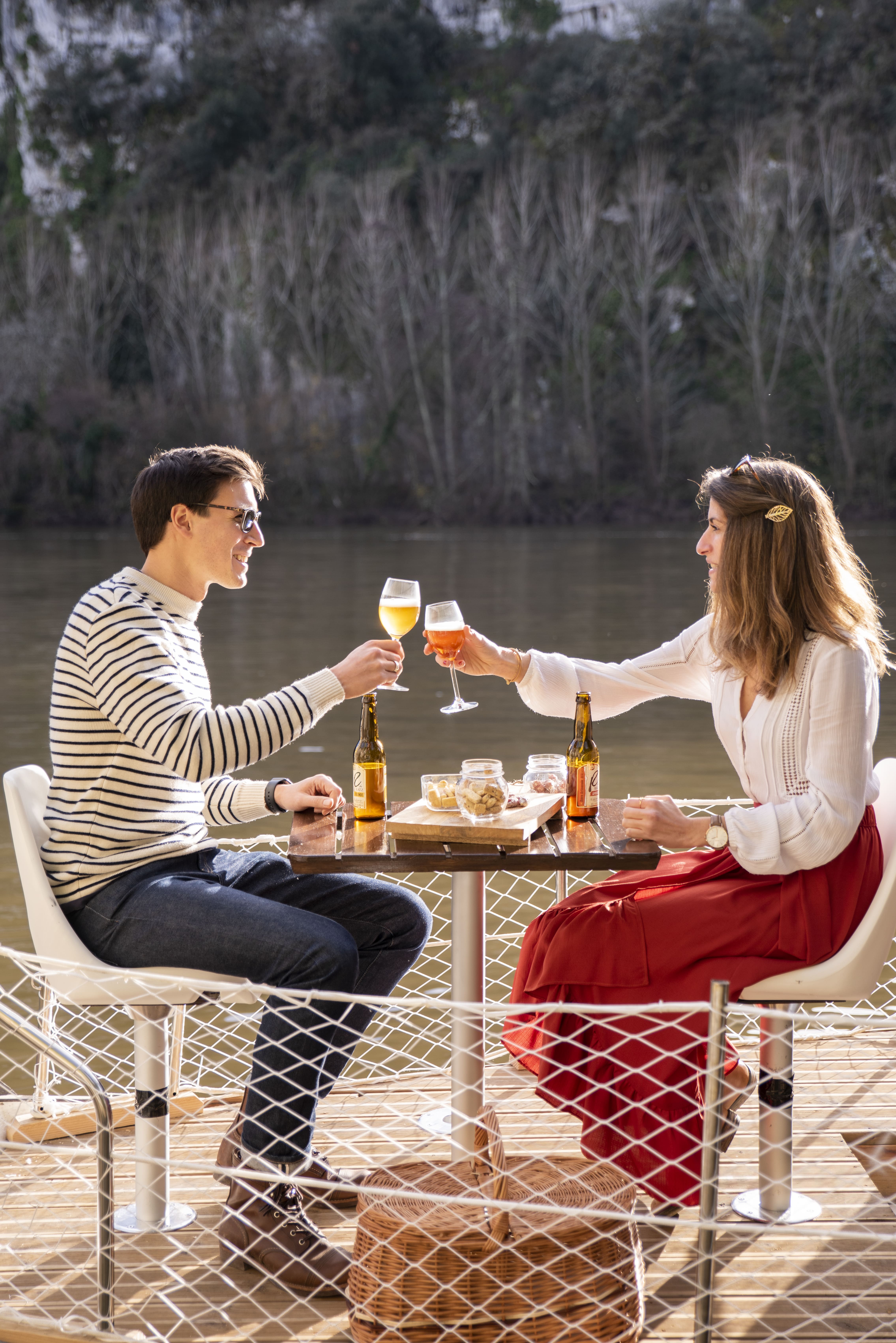 moment de detente sur un bateau cabane